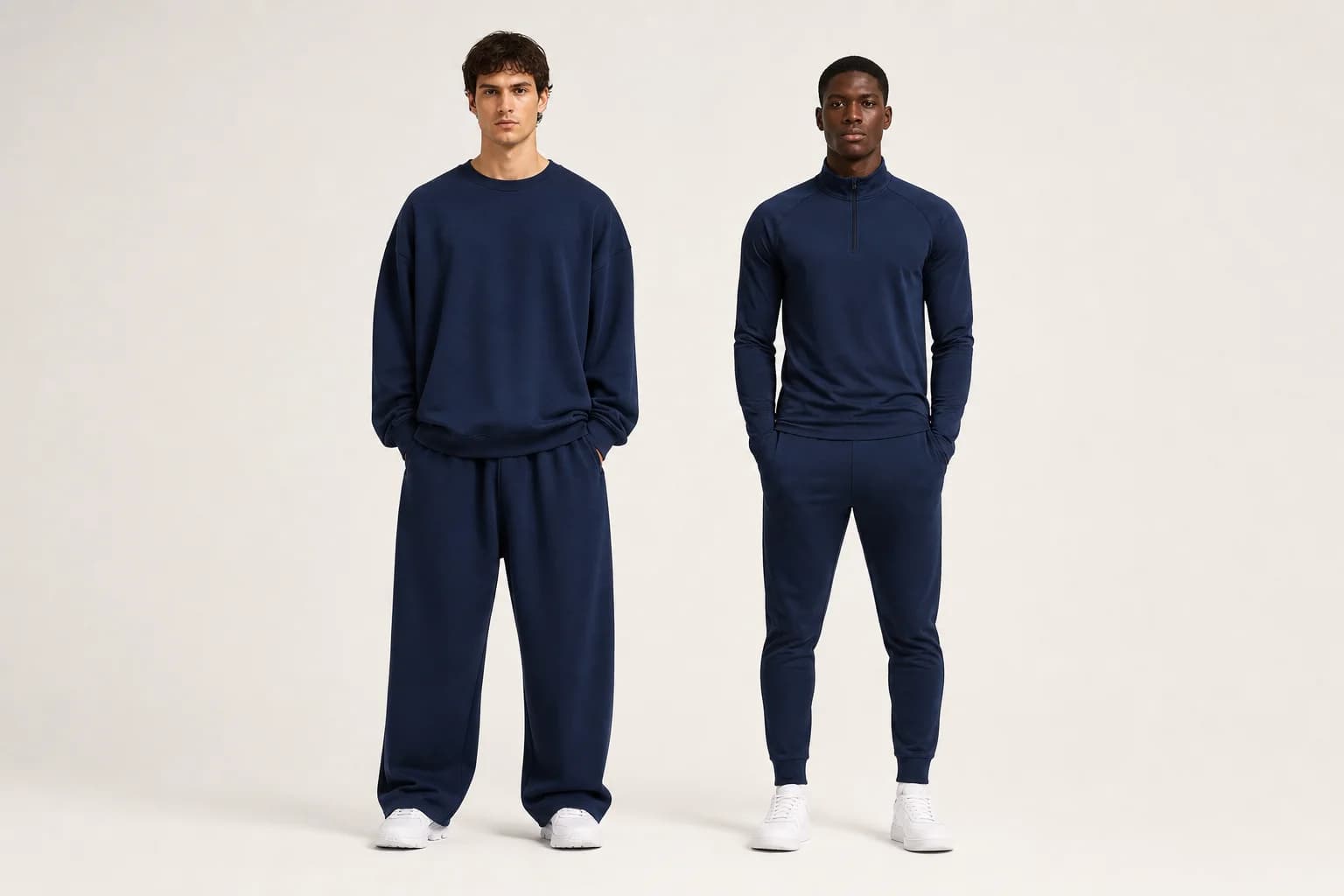 Twee mannen naast elkaar in studio, links een oversized navy sweatshirt en rechts een regular fit trainingstop